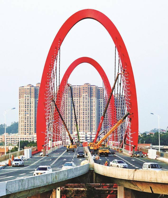 1月19日下午,市区芝山大桥工地上,工人正抢抓晴好天气安装路灯等配套