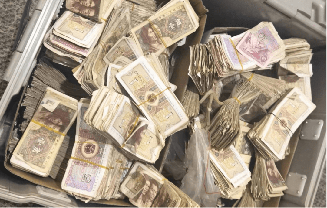 刘先生表示自己经营面点生意,积累了大量的纸硬币零钱,现在停在外面的