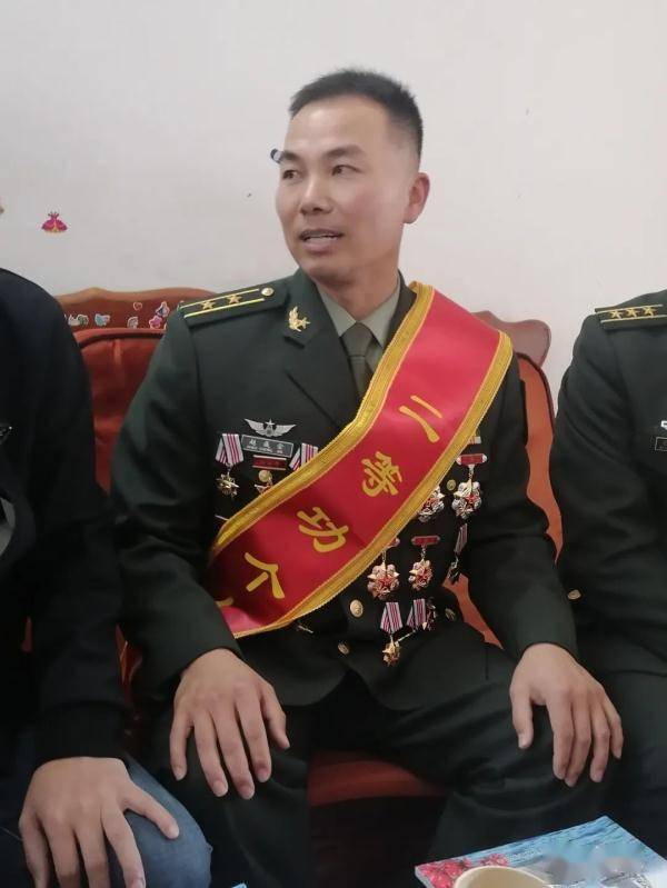 赵成金出生于1983年,现为第82集团军某特战旅中校营长.