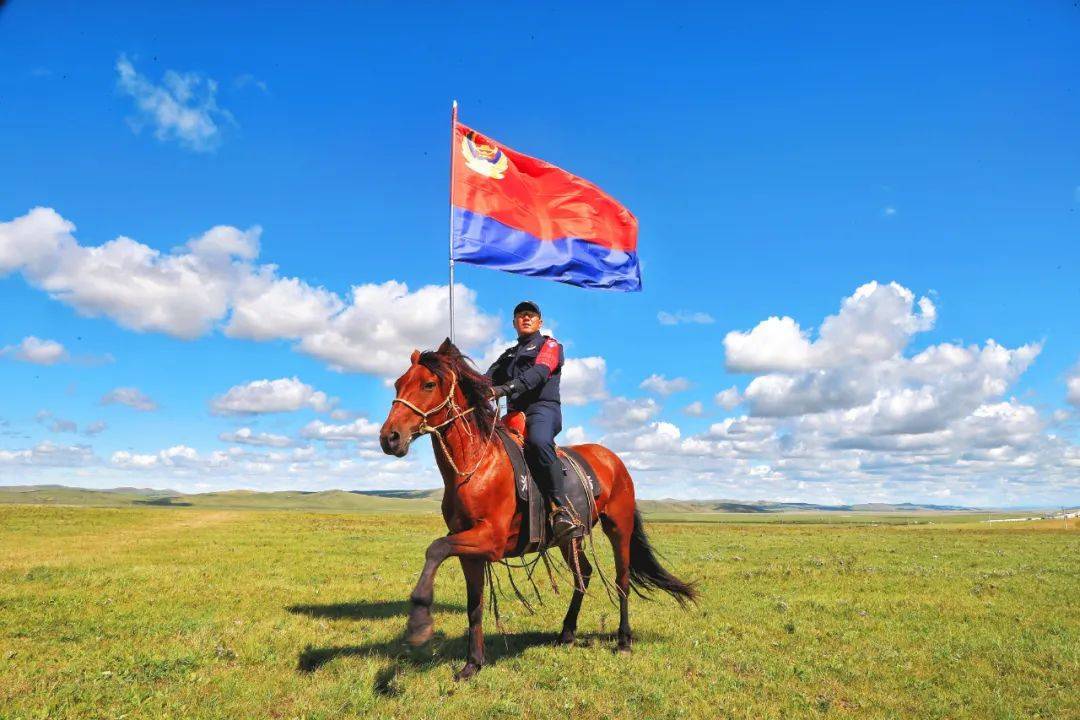 他组建了内蒙古海东青骑警队带你近距离了解这支马背上的警队