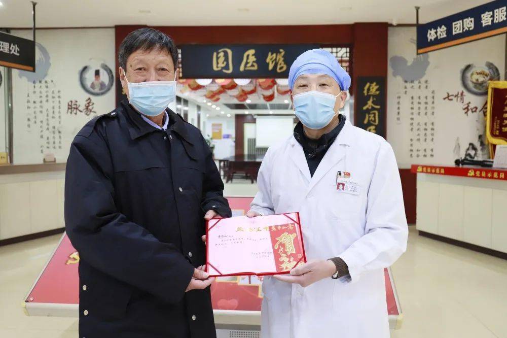 曾志贤副院长向李长山颁发"先进个人"奖状及奖金吴向晖院长向魏杰颁发