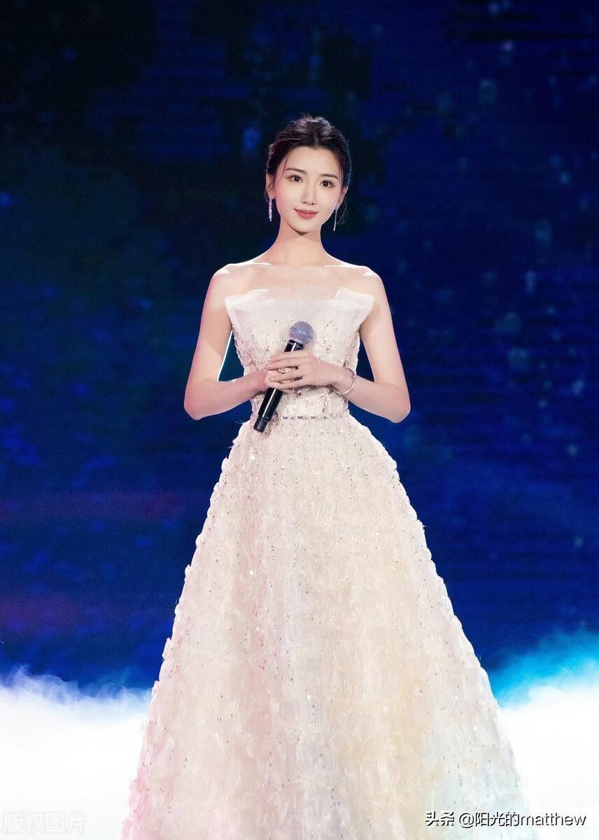 毛晓彤身着白色晚礼服妆容精致气质优雅自信大方