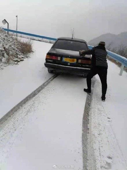 凌冽|医护大白雪天走山路采核酸