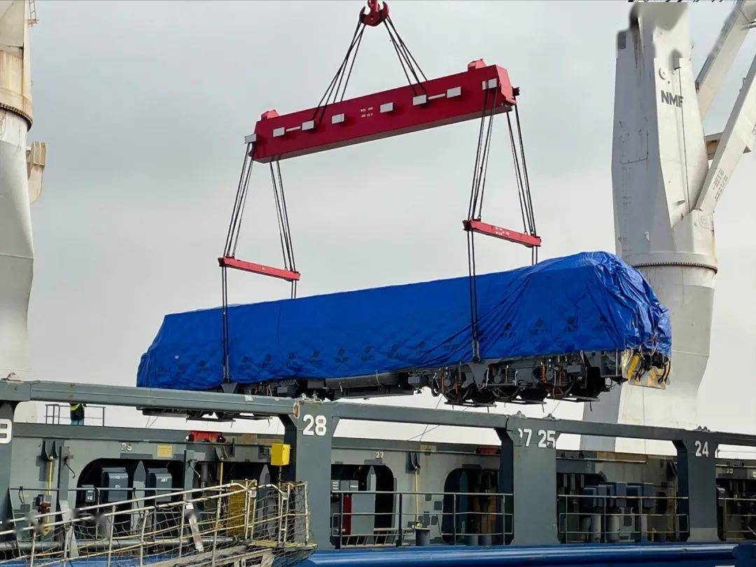 我国向巴西出口首台纯锂电池调车机车