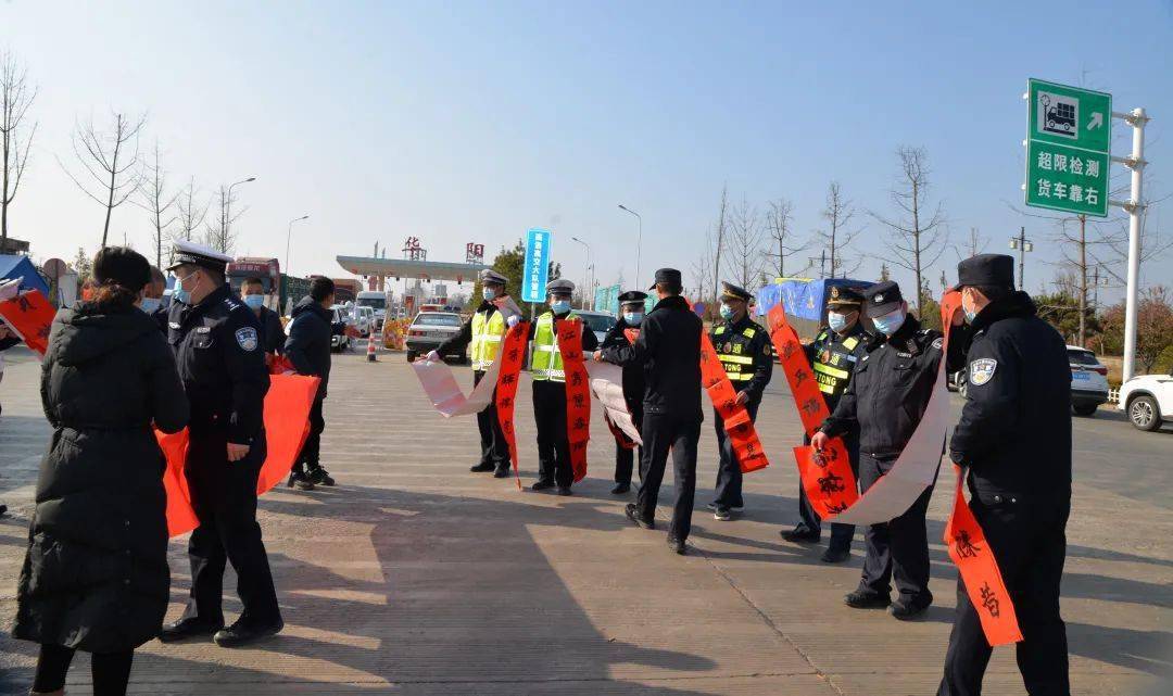 以艺抗疫文旅系统在行动文化馆慰问华阳收费站疫情防控点工作人员