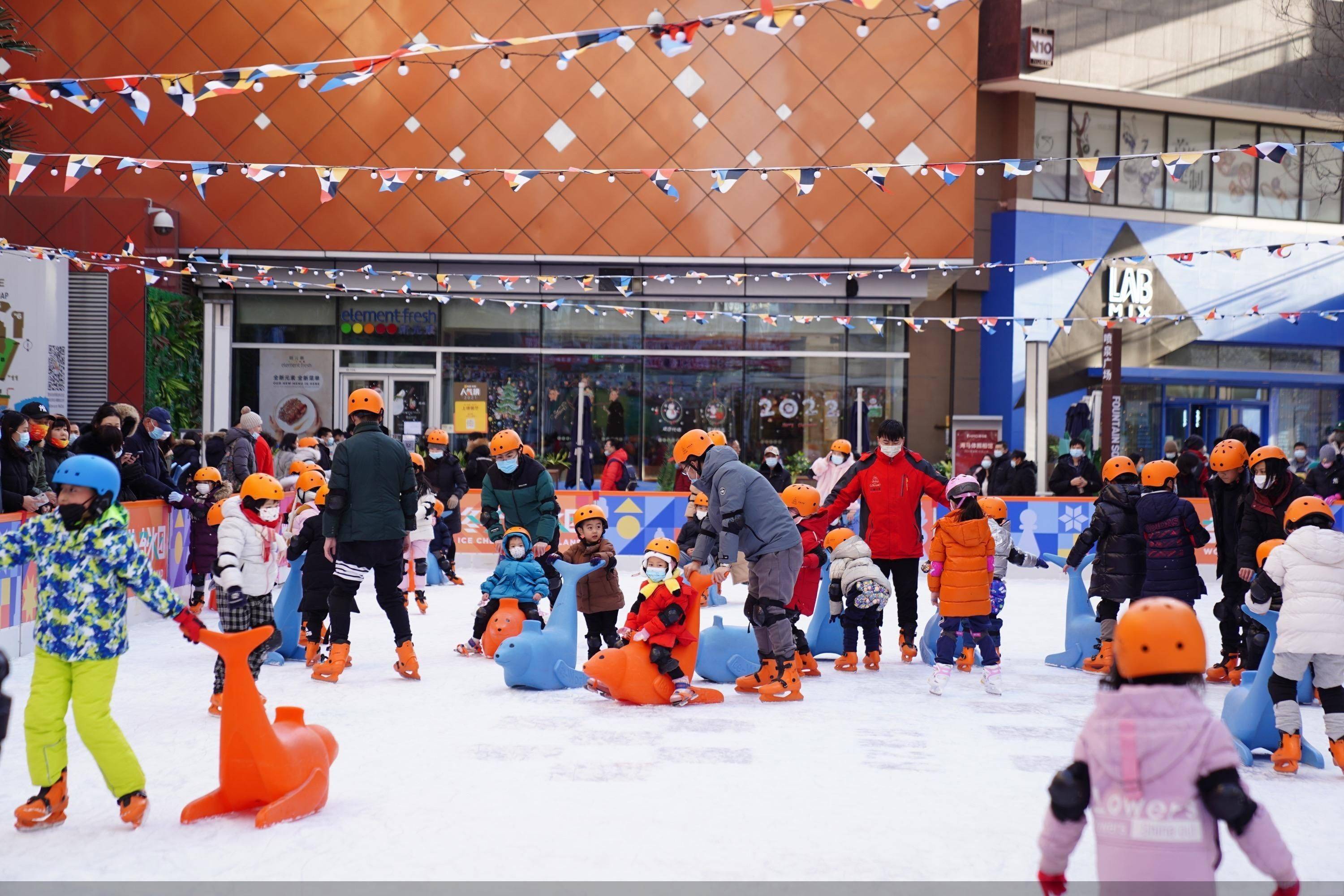 小镇|春节邂逅冰雪｜一块冰场引发北京商场的“蝴蝶效应”