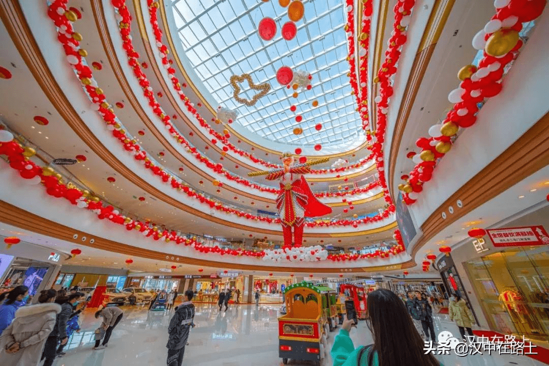  10人花3天用气球在汉中商场搭出12米高齐