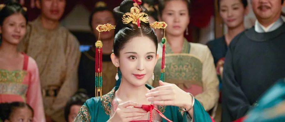 眼睛|有效笑容如何诞生？年夜饭别再尬笑 娜扎教你正确用脸