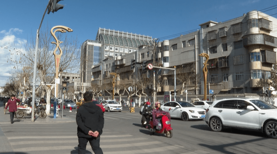 昭阳区晨曦路与凤霞路红绿灯盲道易打滑行人常摔倒