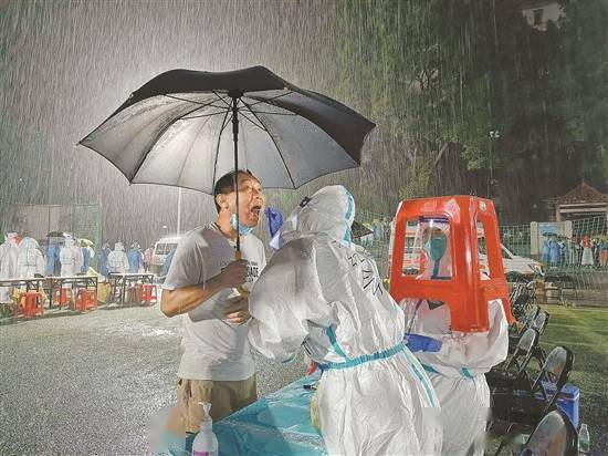 展览)背靠背 作者:陈立武 (中国第18届国际摄影艺术展览)羊城晚报讯