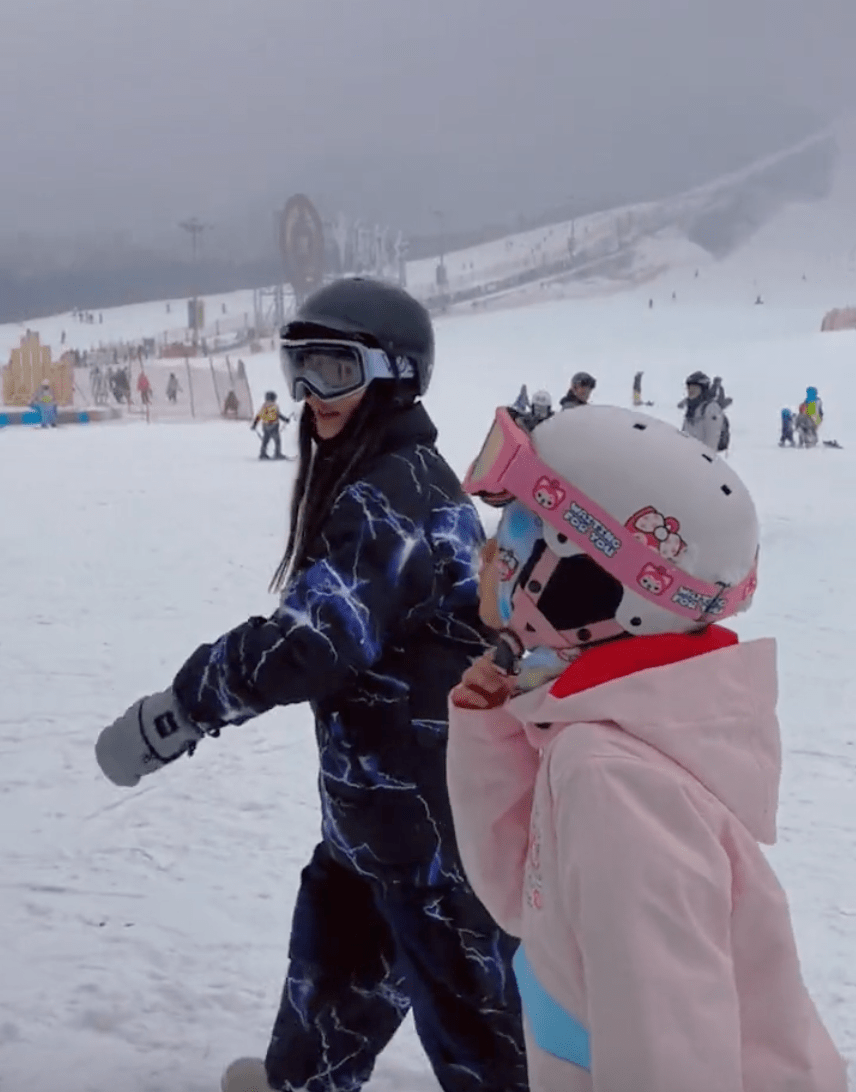李小璐晒甜馨滑雪视频为其重金聘请私人教练此前被曝鲜肉恋情
