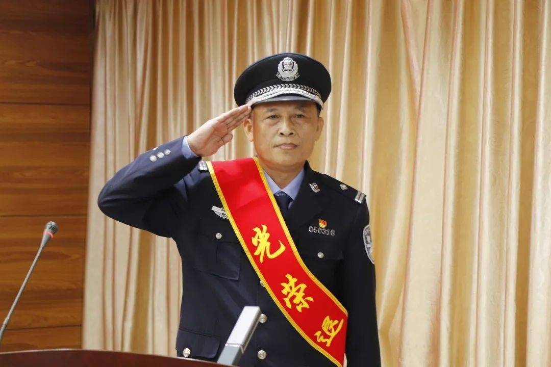 萬寧市公安局舉行民警光榮退休儀式_市公安局黨委_符樹峰_梁一強