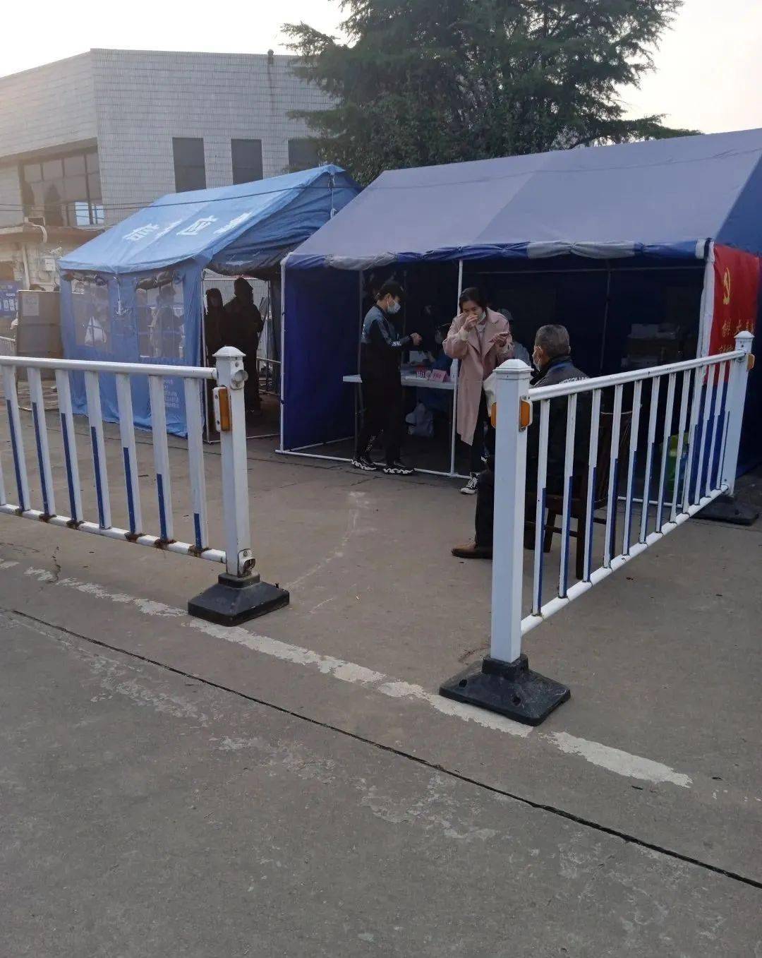 排队半小时信丰一网友投诉火车站核酸人员少排队慢
