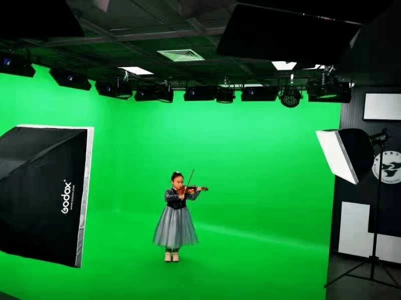 一起合唱《感恩的心》《祖国祖国我们爱你》《画四季》《儿歌串烧》