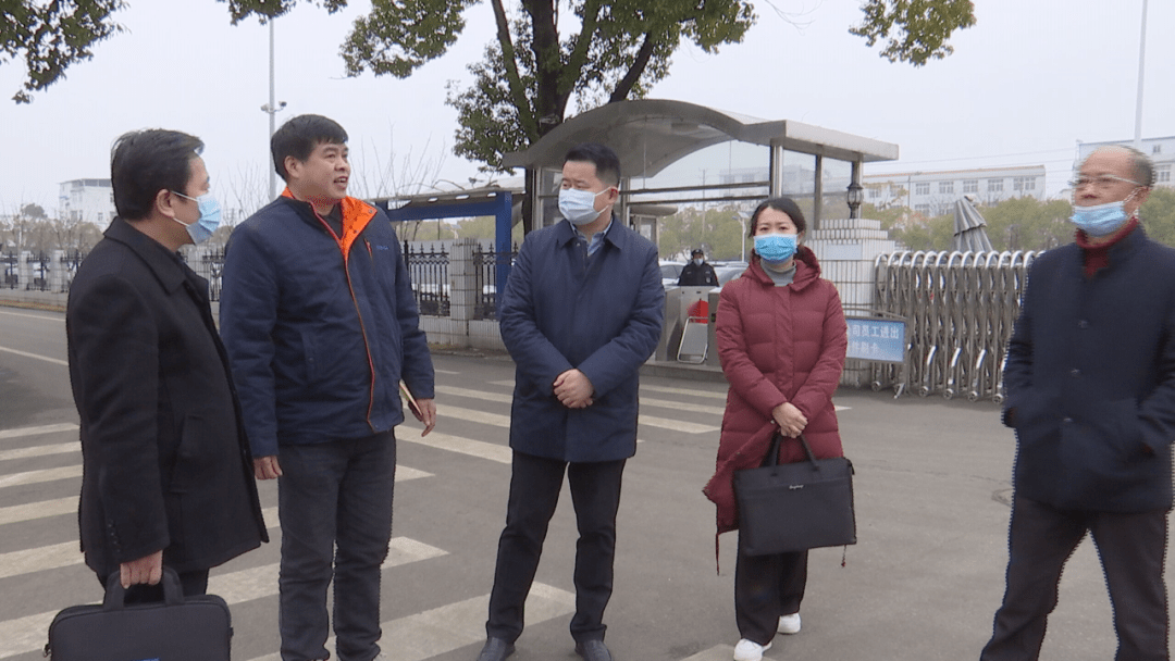 于婧,王开伟走进马勒三环公司生产车间,看产品,问经营,检查春节期间