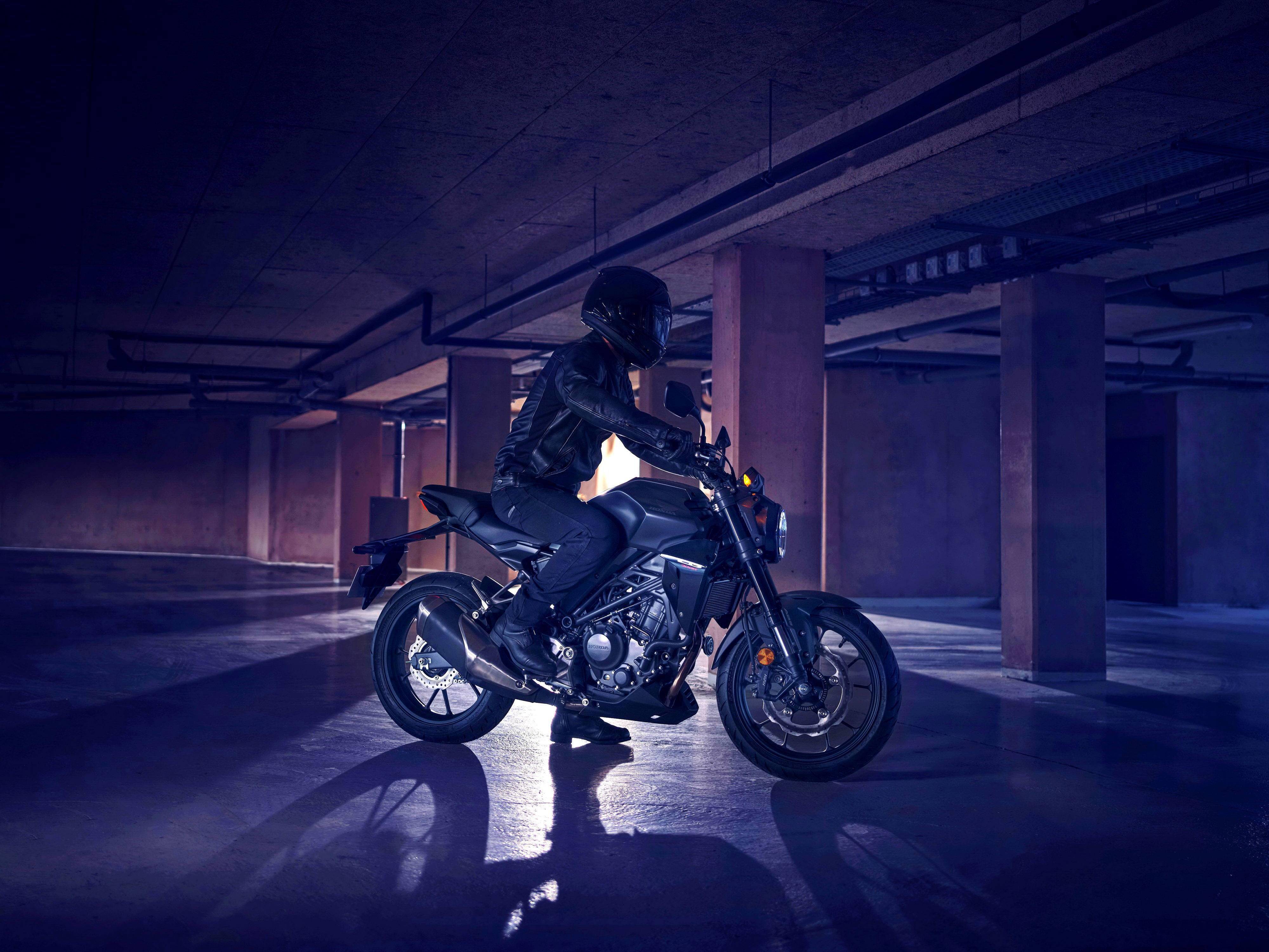 honda2022轻量级街车cb300r户外特写