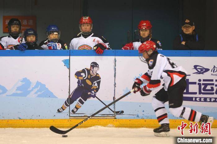 参赛|南京青少年冰上“赛球”掀起冰雪运动热