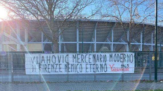 佛罗伦萨|佛罗伦萨球迷张贴横幅：弗拉霍维奇是现代雇佣兵，我们永远的敌人
