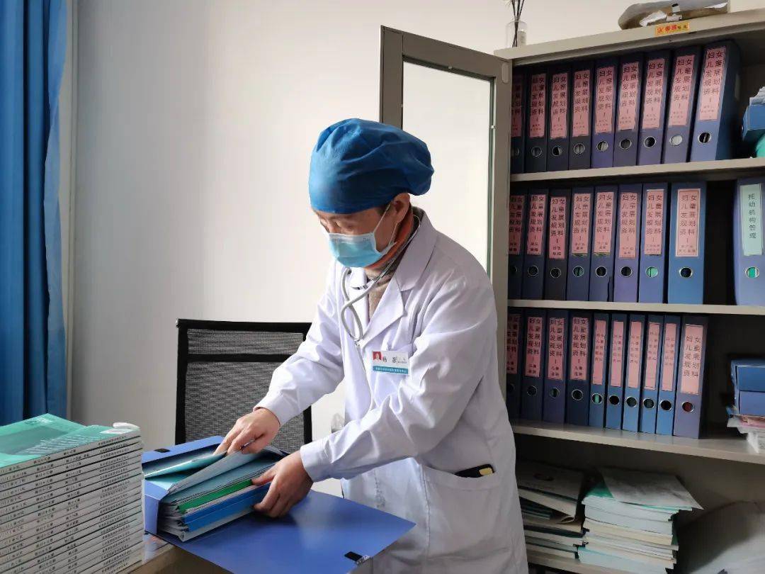 记者见到了市妇幼保健计划生育服务中心医生杨彦,她正在为入园体检的