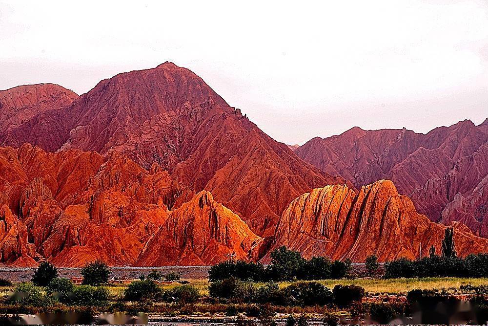 此山峰近旁,又有几座土黄,灰蓝,黄绿色的山丘.