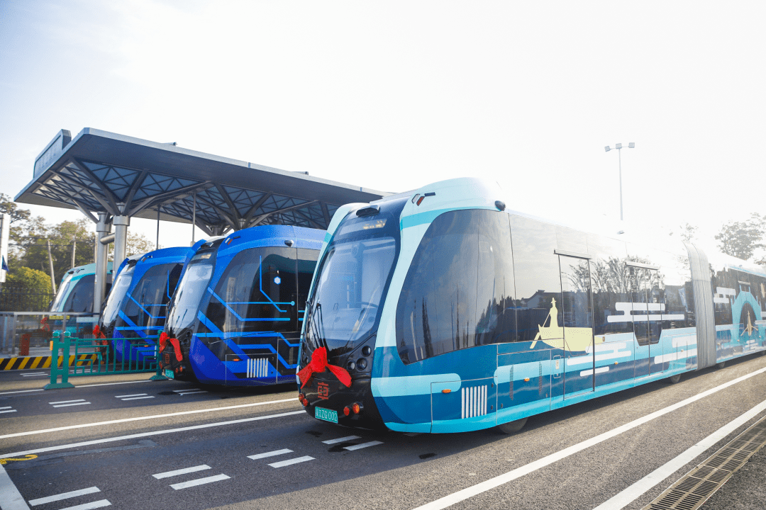 小编来到了位于同里镇北的智轨停车场,几辆崭新帅气的智轨电车依次