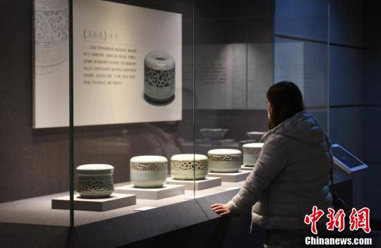 孤山@，#南宋官窑瓷器作品亮相杭州西湖边引人参观