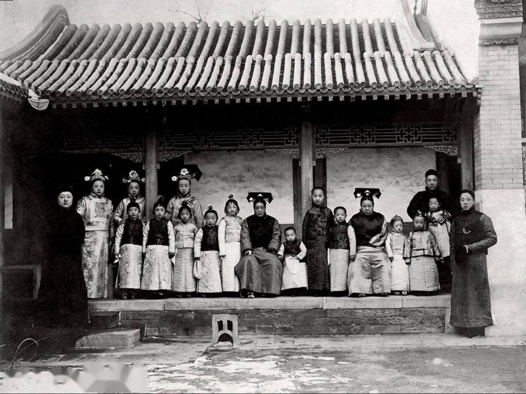1914年 载沣与家人合影摄于醇亲王北府左一为载洵(载沣之弟),左二为载