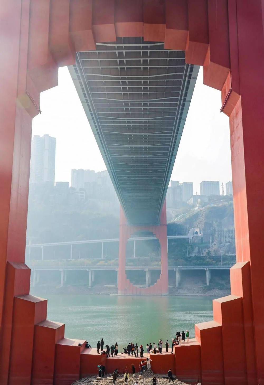 打卡红岩村大桥，为春节添点“红”！