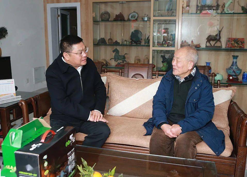 刘刚一行先后来到金嘉祥,王建平,李怀良家中,聊家常,说变化,谈发展,关