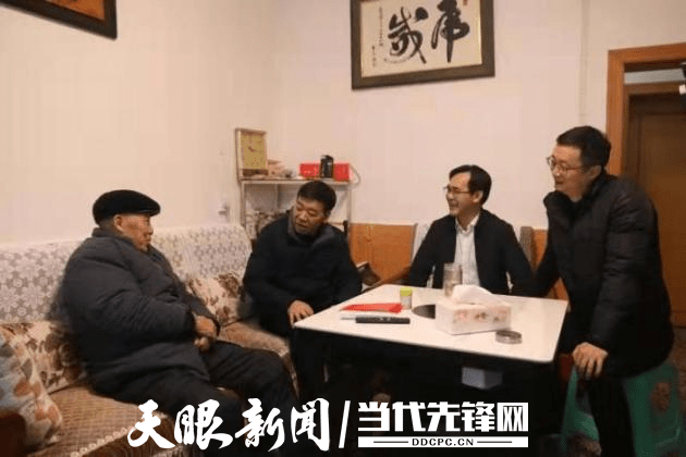 息烽县委书记走访慰问老干部_县人民政府_发展_作贡献