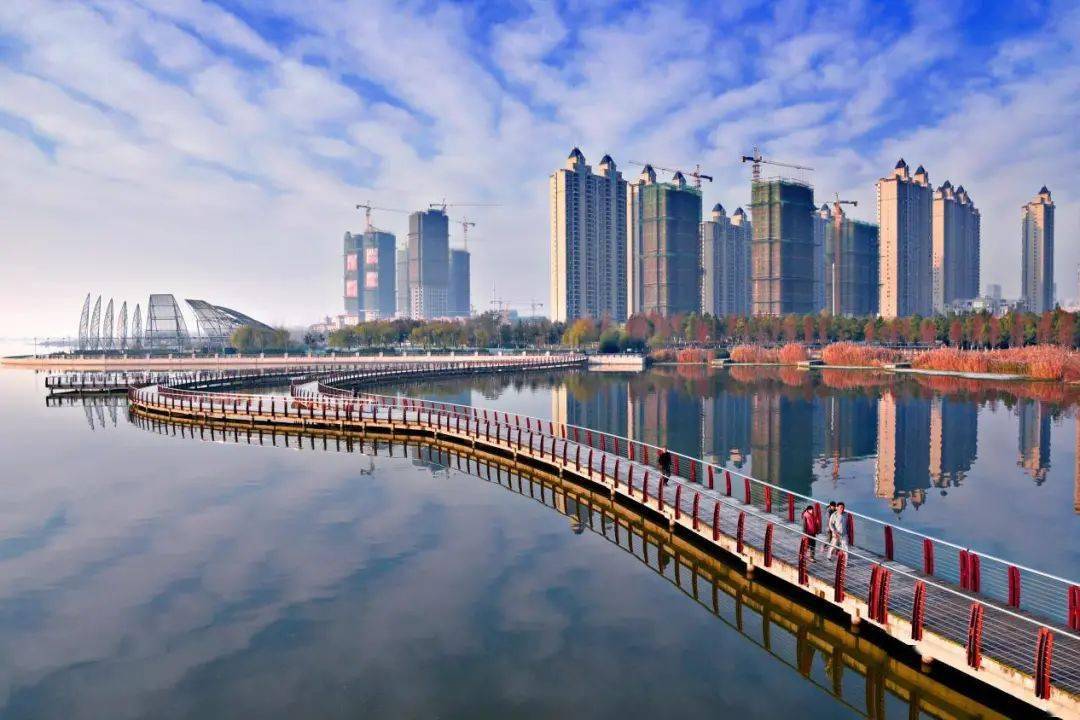 操龙灿说,本届政府以来的四年,是蚌埠发展历程中极不平凡的四年,也是