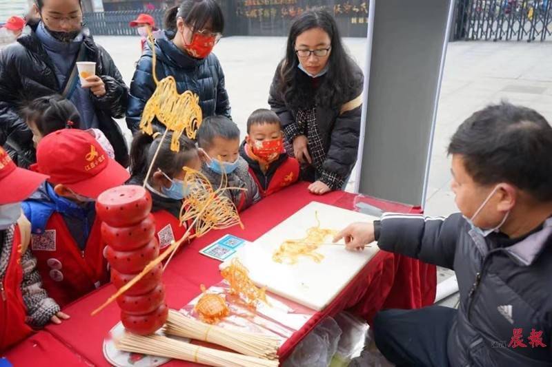 幽蘭畫糖人傳承人龔保新現場製作糖人吸引不少小朋友圍觀.