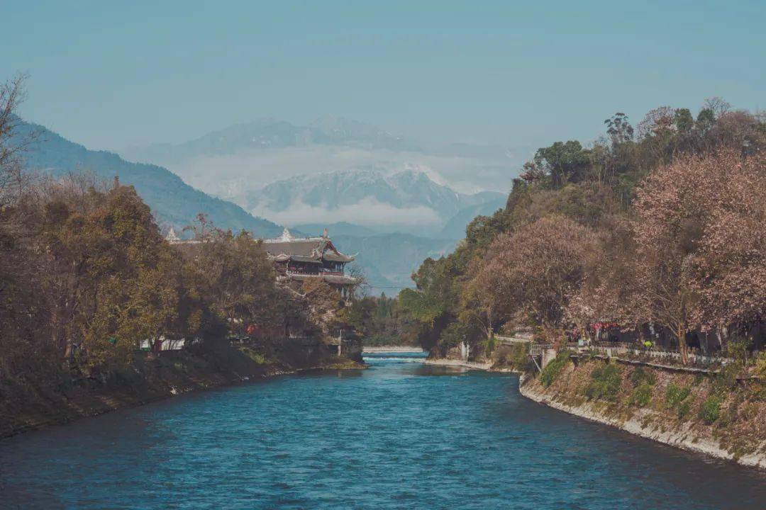 雪山|镜头里的都江堰③ | 离雪山最近的公园城市：千年雪岭阑边出，万里云涛坐上浮