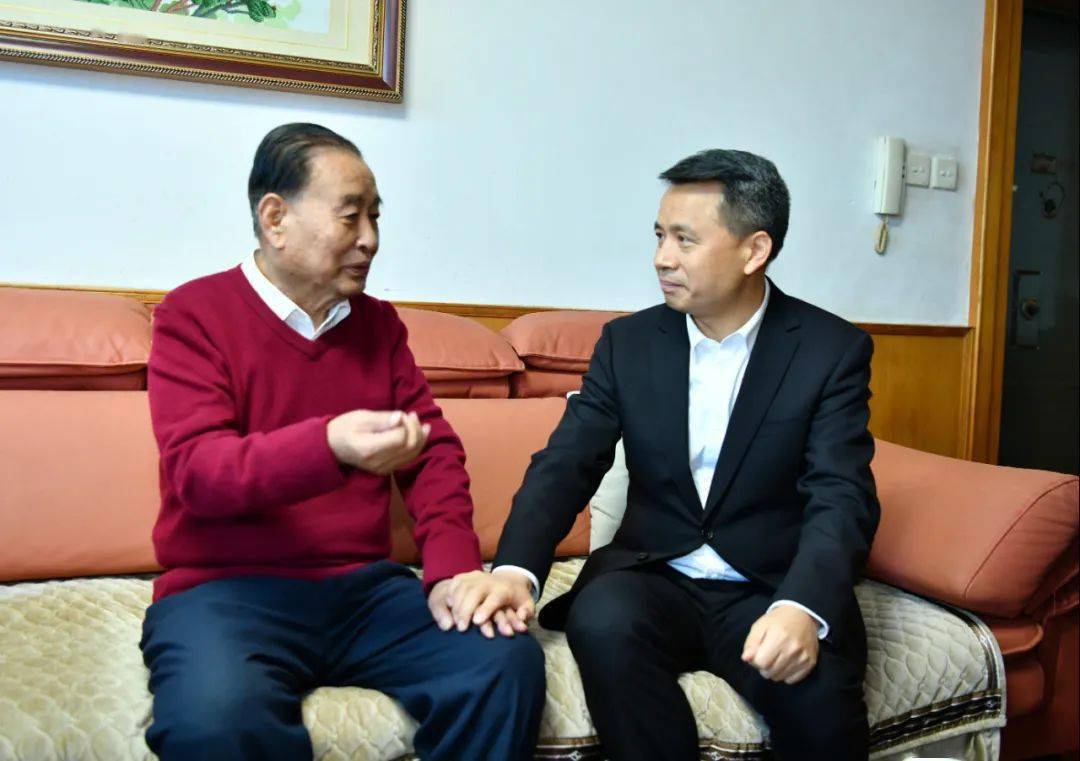 万凯先后看望了老干部罗春涛,胡国铤,赖联明,池宝库,为他们送上节日的