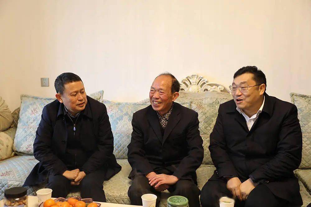 松桃四家班子领导开展春节走访慰问活动_老干部_武警中队_龙群跃