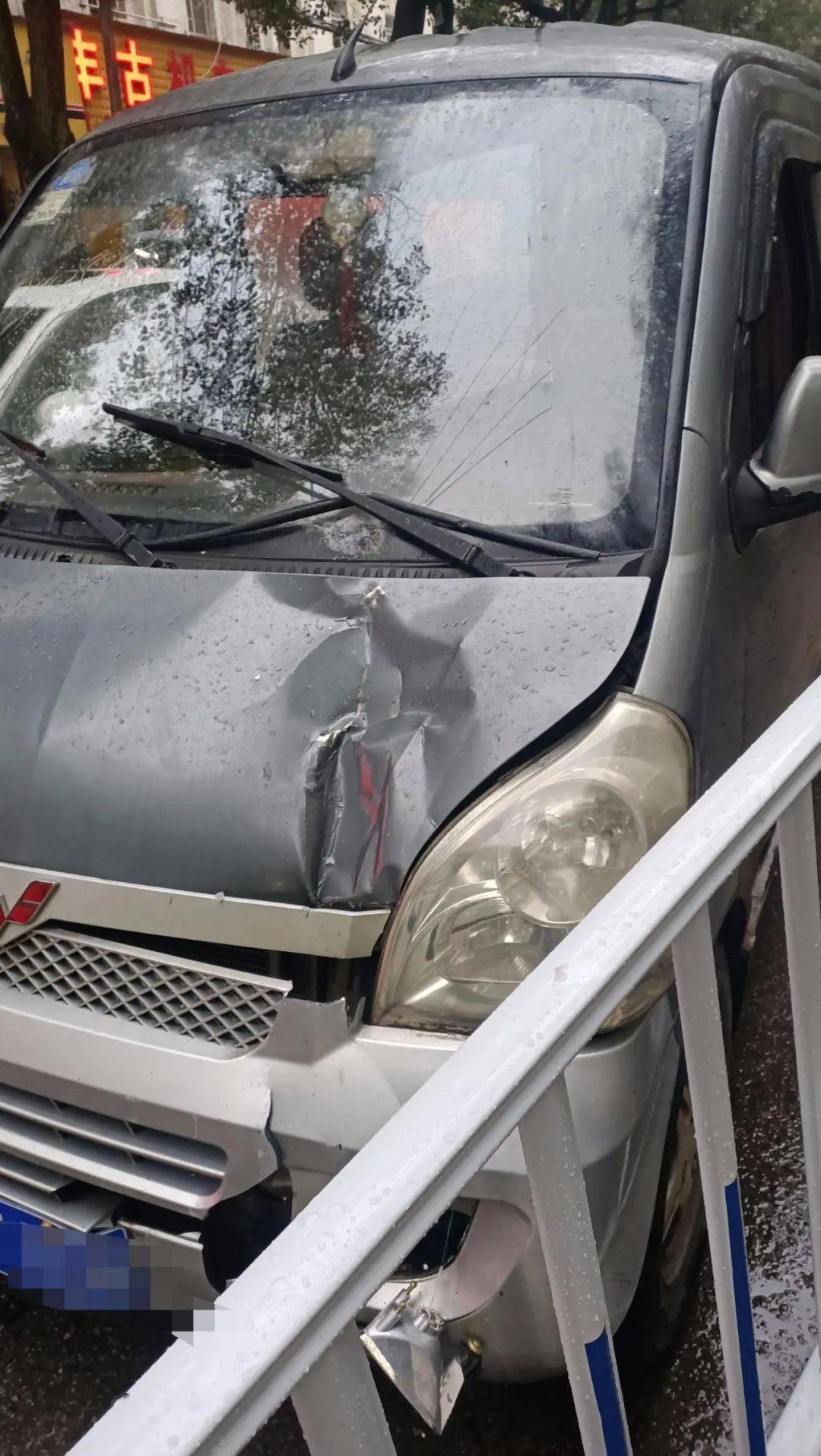 嘉鱼一面包车撞上护栏车头变形玻璃破裂