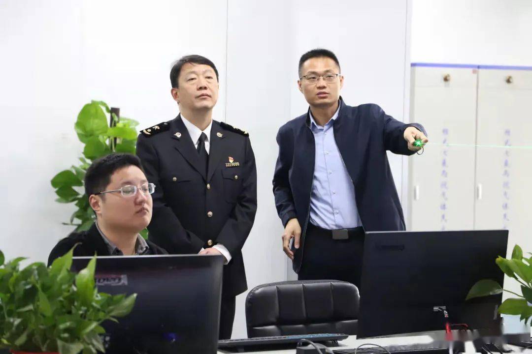郝向东(中)到马鞍山综保区企业开展调研关区工作会议,全面从严治党