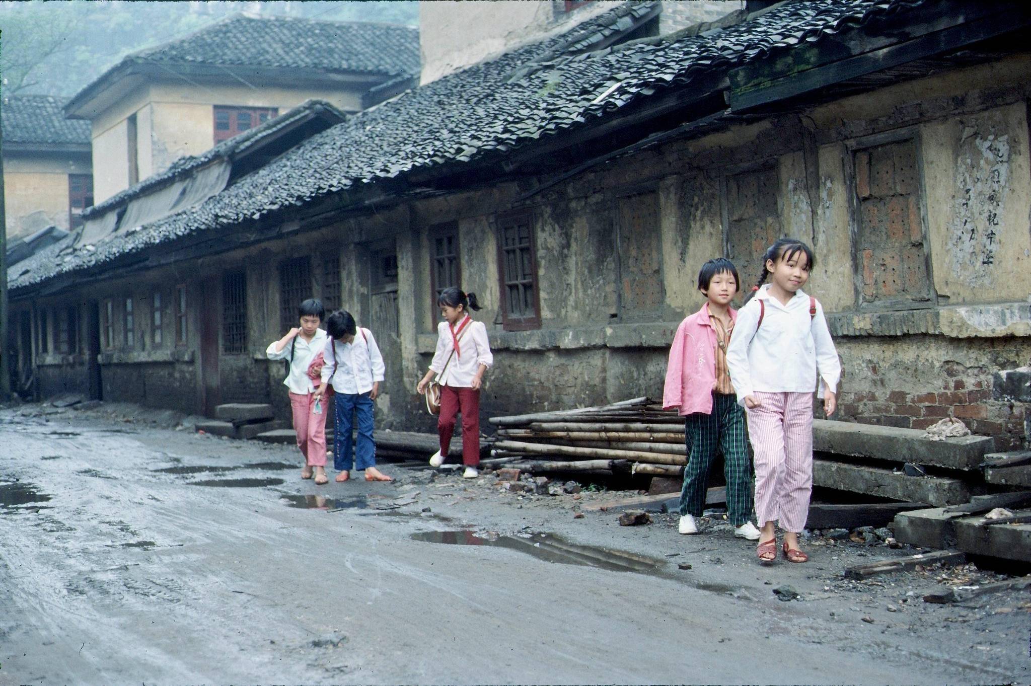 拍摄,在一处位于大山的国营工厂内,五个可爱的小女孩,应该是放学之后
