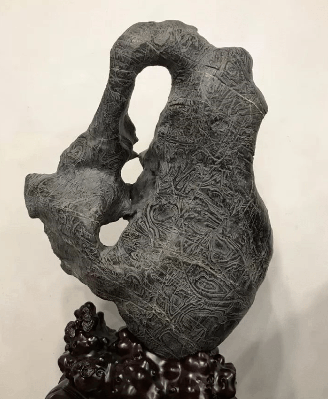 沉积岩又名水成岩,是在水流搬运下,由泥沙,灰浆,海藻浮游物等物质沉积