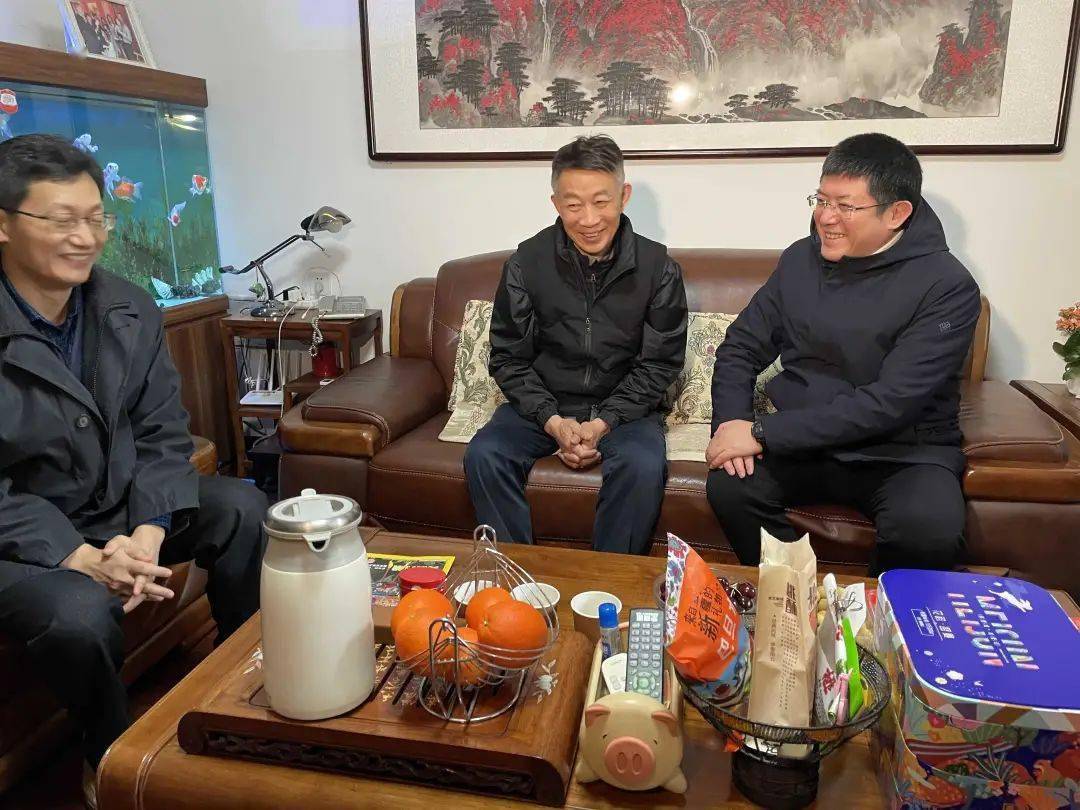单向前看望慰问部分在芜老干部
