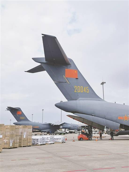 中國空軍兩架運－20飛機從廣州運救災物資抵湯加 國際 第1張