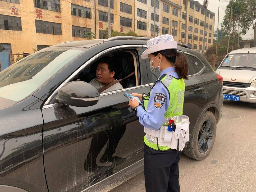 冬季最美"警"色 勐腊交警全力以赴坚守疫情防控一线