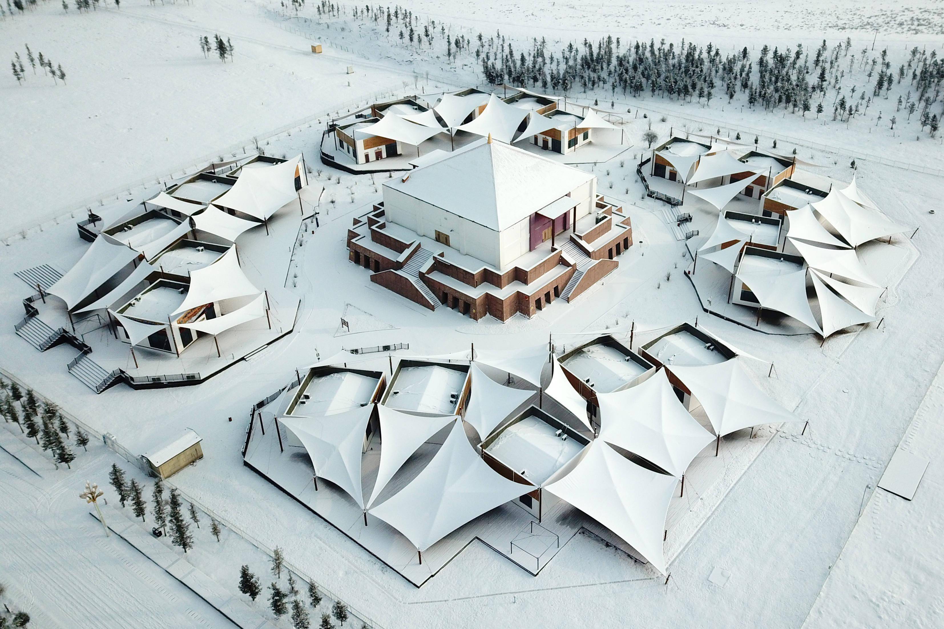 甘南藏族自治州合作市拍摄的被白雪覆盖的当周草原帐篷城(无人机照片)