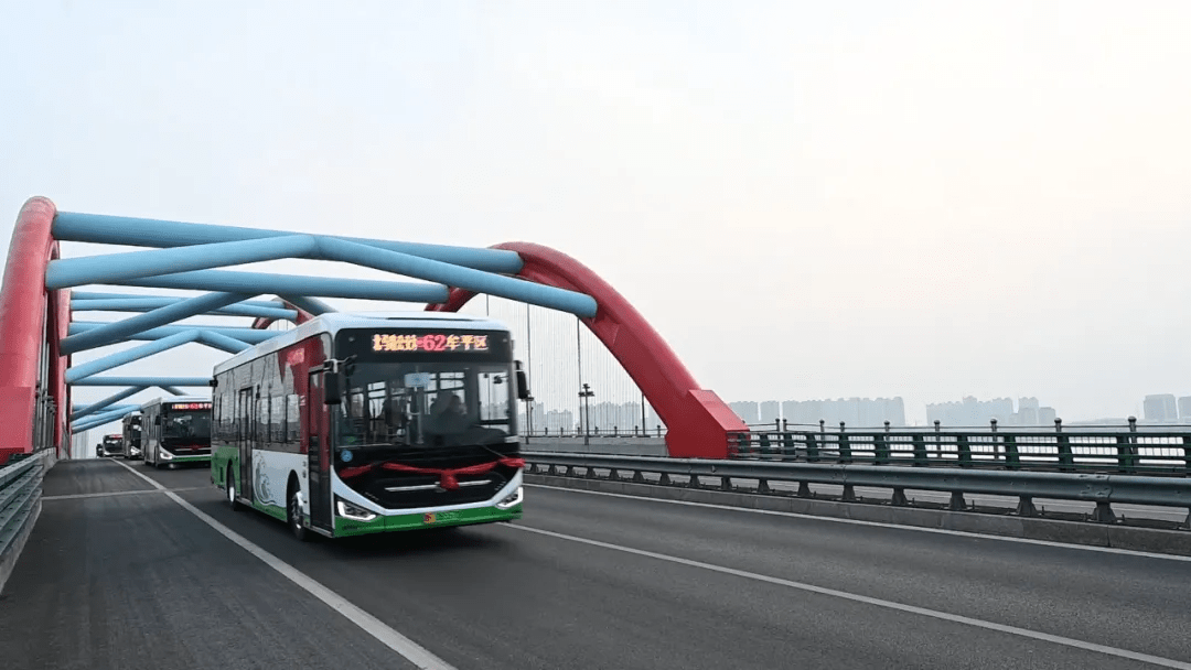烟台第二批44台纯电动空调公交车今日上线运营