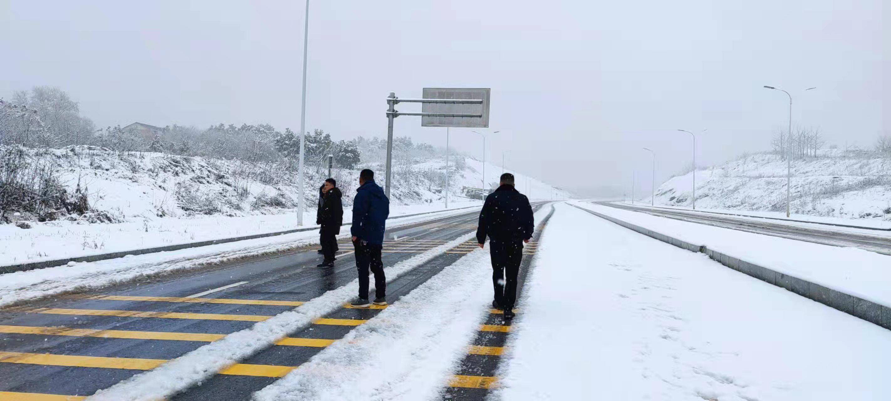 吹雪车已上路 连夜撒盐防桥面结冰 宁乡多举措确保民众出行 工作 保障 行人