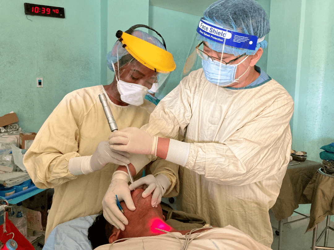 援圭亚那医疗队临床带教当地医生光棒气管插管技术援圭亚那医疗队在