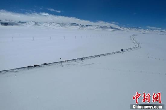 山峰|西藏纳木错湖迎降雪 远山连绵酷似奶油冰激凌