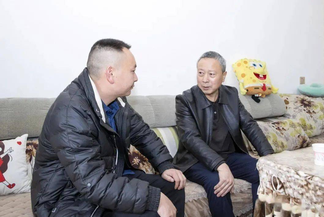 1月28日,区人大常委会主任黄友明走进区人武部,详细了解官兵们的工作