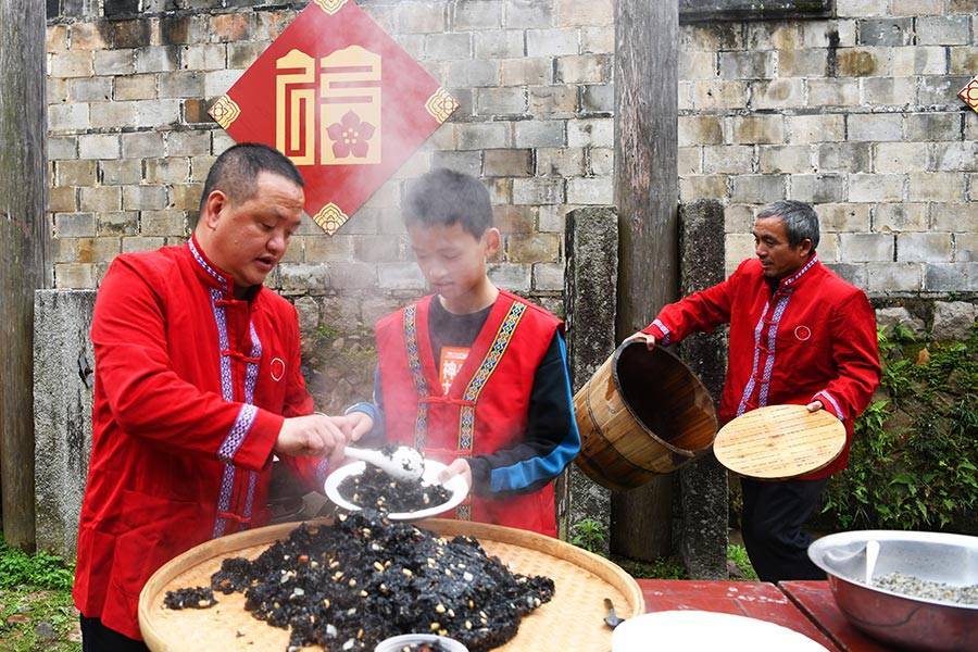 福建|做乌米饭、挂红灯笼、写“福”送福 福建“年味儿”别样浓！