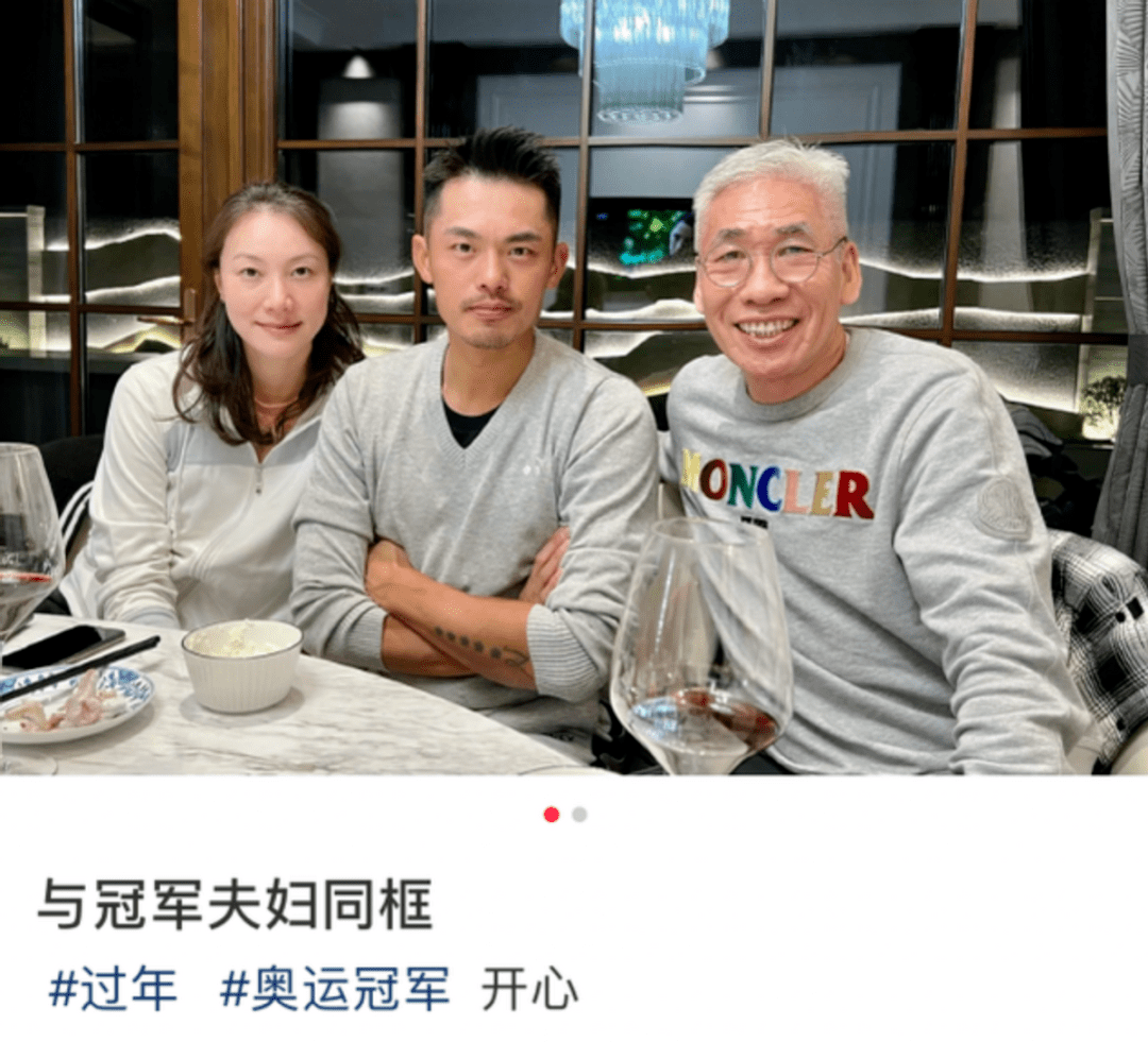 亲密靠肩好恩爱,儿子脚踩凳子抠脚丫_谢杏芳_照片_刘希平